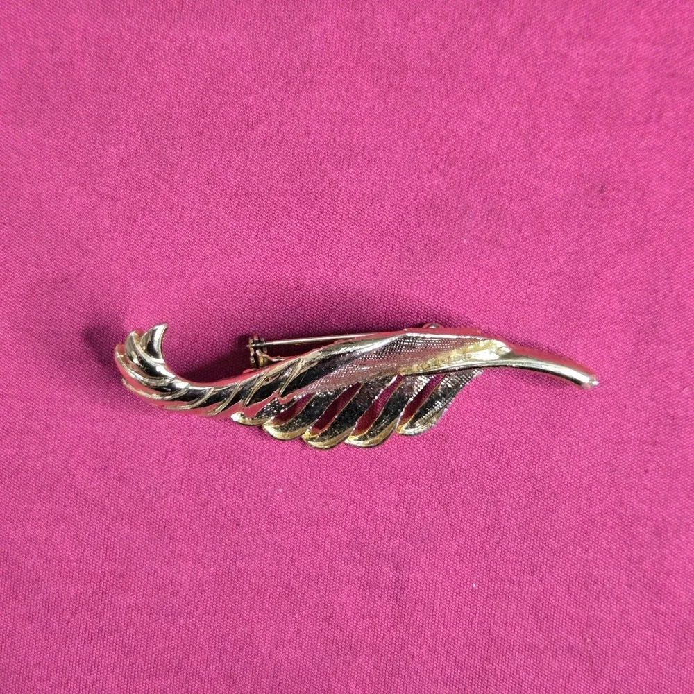 Vintage Gerry's Gold Tone Feather Leaf Brooch Pin Vintage Costume Jewelry 2.5